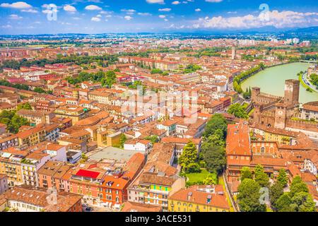 Il Ponte di Castel Vecchio è una suggestiva struttura fortificata in mattoni rossi che si estende lungo il fiume Adige a Verona, nell'Italia settentrionale, evidenziando l'arco medievale Foto Stock