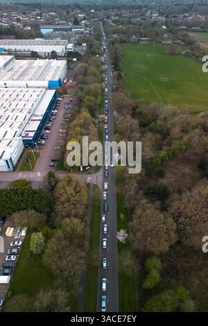 Clapgate Lane, Birmingham, 4 aprile 2025: I residenti hanno fatto la fila per quanto possibile per lasciare la spazzatura in un sito temporaneo di raccolta rifiuti il venerdì mattina. I veicoli erano da paraurti a paraurti che si estendevano lungo Clapgate Lane fino al Woodgate Valley Country Park, una riserva naturale, dove lasciavano i loro sacchetti per essere messi in un vagone. Le scene erano più organizzate rispetto ai giorni precedenti, anche se il traffico aggiungeva un'ora ai viaggi di molte persone. Il Consiglio municipale di Birmingham ha messo la città in un incidente importante per cercare di ripulire il arretrato di rifiuti dopo che i lavoratori di bin hanno avuto Foto Stock