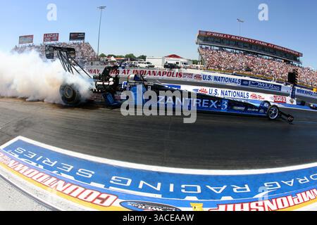 David Grubnic fa un burnout nel suo miglior fueler durante il quarto round di qualificazione per i Mac Tools U.S. Nationals. (Immagine di credito: © FOTOGRAFO/Cal Sport Media) Foto Stock