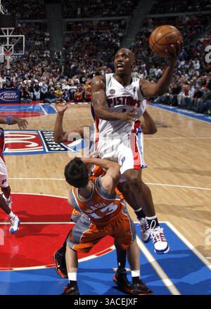24 marzo 2008 - Auburn Hills, Michigan, USA - Detroit Pistons CHAUNCEY BILLUPS ha ricevuto una chiamata di blocco chiamata ai Phoenix Suns STEVE NASH, Bottom, in ritardo nell'OT che ha contribuito a sigillare la vittoria di 110-105 OT ad Auburn Hills, mi lunedì 24 marzo 2008. (Immagine di credito: © Julian H. Gonzalez/Detroit Free Press/ZUMA Press) RESTRIZIONI: * Tabloids USA Rights OUT * Foto Stock