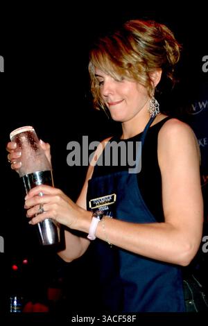 13 marzo 2004 - Hollywood, California, USA - Arianne Zuker all'Help 'Uncork A Wish' all'undicesima edizione di degustazione e asta di vini alla Barker Hanger di Santa Monica. Foto Stock