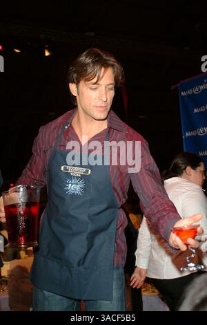 13 marzo 2004 - Hollywood, California, USA - Ty Treadway all'Help 'Uncork A Wish' all'undicesima edizione di degustazione e asta di vini alla Barker Hanger di Santa Monica. Foto Stock