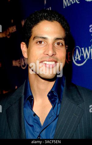 13 marzo 2004 - Hollywood, California, USA - Adam Rodriguez all'Help 'Uncork A Wish' all'undicesima edizione di degustazione e asta di vini alla Barker Hanger di Santa Monica. Foto Stock