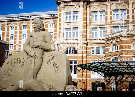 DEN HAAG - Una scultura di sabbia di Mick Jagger sul viale di Scheveningen. Per la prima volta in 15 anni, questa mostra all'aperto di opere di sabbia è tornata a Scheveningen. ANP ROBIN UTRECHT netherlands Out - belgio Out Foto Stock