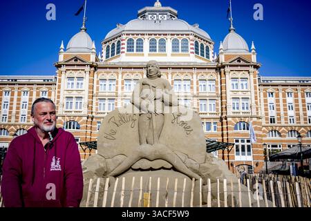 DEN HAAG - Una scultura di sabbia di Mick Jagger sul viale di Scheveningen. Per la prima volta in 15 anni, questa mostra all'aperto di opere di sabbia è tornata a Scheveningen. ANP ROBIN UTRECHT netherlands Out - belgio Out Foto Stock