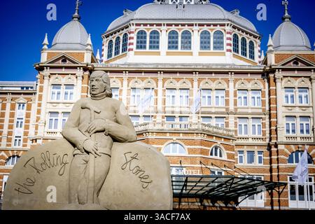 DEN HAAG - Una scultura di sabbia di Mick Jagger sul viale di Scheveningen. Per la prima volta in 15 anni, questa mostra all'aperto di opere di sabbia è tornata a Scheveningen. ANP ROBIN UTRECHT netherlands Out - belgio Out Foto Stock