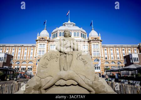 DEN HAAG - Una scultura di sabbia di Mick Jagger sul viale di Scheveningen. Per la prima volta in 15 anni, questa mostra all'aperto di opere di sabbia è tornata a Scheveningen. ANP ROBIN UTRECHT netherlands Out - belgio Out Foto Stock