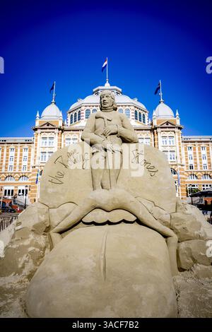 DEN HAAG - Una scultura di sabbia di Mick Jagger sul viale di Scheveningen. Per la prima volta in 15 anni, questa mostra all'aperto di opere di sabbia è tornata a Scheveningen. ANP ROBIN UTRECHT netherlands Out - belgio Out Foto Stock