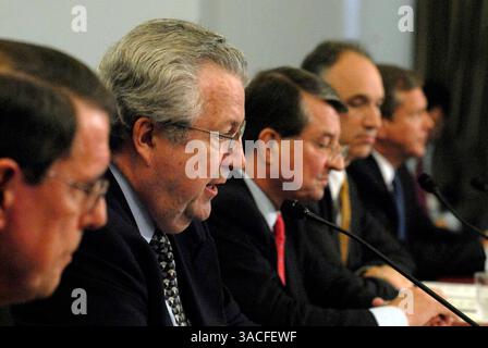 1 aprile 2008 - Alexandria, Virginia, USA - audizione completa del Comitato sui prezzi del petrolio. Dirigenti petroliferi, (L-R) J. STEPHEN SIMON, Senior Vice President, Exxon Mobil Corp.; JOHN HOFMEISTER, Presidente, shell Oil Co.; PETER ROBINSON, Vice Presidente, Chevron; JOHN LOWE, vicepresidente esecutivo, ConocoPhilips., ROBERT A. MALONE, Presidente e Presidente, BP America Inc Martedì 1 aprile 2008. (Immagine di credito: © Mary F. Calvert/The Washington Times/ZUMA Press) RESTRIZIONI: * Tabloids USA Rights OUT * Foto Stock
