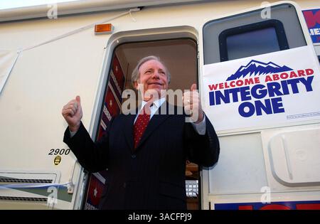 13 ottobre 2003 - Hartford, CT, USA - il senatore JOE LIEBERMAN dà il pollice ai sostenitori mentre parte per una campagna multistatale che ha dato il via alla sua candidatura alla presidenza nel 2004. Lieberman ha iniziato una campagna multi-stato tour che si concluderà a Detroit con un discorso per l'Arab American Institute. Foto Stock