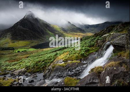 Montagna Tryfan nella nebbia del Galles settentrionale Foto Stock