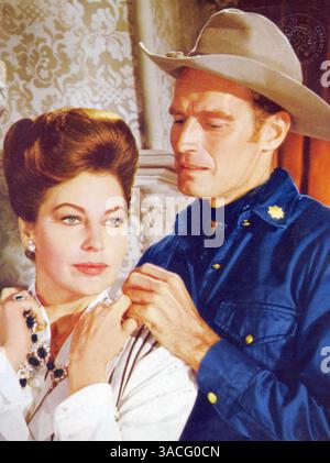 29 maggio 1963 - Hollywood, California, USA - CHARLTON HESTON e AVA GARDNER in "55 Days at Peking". CHARLTON HESTON (4 ottobre 1924 – 5 aprile 2008) è stato un attore statunitense vincitore del premio Oscar (1959 per Ben-Hur). Heston, nato John Charles Carter a Evanston, Illinois. Heston era di discendenza inglese e scozzese e membro del clan Fraser. Heston ha frequentato la famosa New Trier High School. 1944 si arruolò nella US Air Force mentre era in una borsa di studio di teatro della Northwestern University e sposò la sua fidanzata del college e la sua compagna a vita, Lydia Marie Clarke. Heston ha avuto la sua grande occasione a Cecil B. Foto Stock