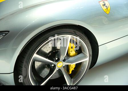 In mostra l'auto sportiva Ferrari Monza SP1. L'immagine mostra la ruota anteriore con il logo Ferrari Horse. Foto Stock