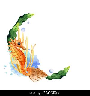 Cavalluccio marino con coralli, conchiglie, pesci e alghe. Illustrazione semicircolare ad acquerello disegnata a mano. Per la decorazione e il design dell'estate e della spiaggia Foto Stock
