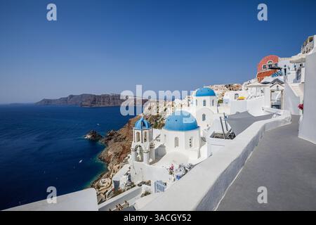 Splendido paesaggio panoramico, vacanza di lusso. Oia città sull'isola di Santorini, Grecia. Case e chiese tradizionali e famose con cupole blu Foto Stock