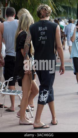 1 gennaio 2008, Miami, Florida Sean Stewart e la sua ragazza tengono le mani su South Beach a Miami, Florida (immagine di credito: Foto Stock