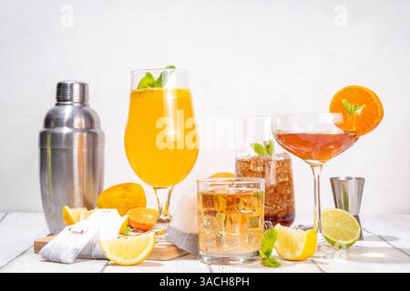 Cocktail alla moda ispirato al tè con miscele verdi, oolong, nere, chai e altre miscele di tè. Tè frizzante soda, bevande estive fredde con sciroppo, limone, lime Foto Stock