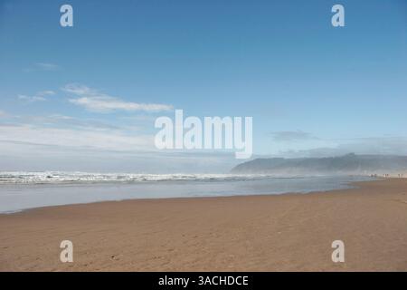 11 ottobre 2005 - Cannon Beach, Oregon, Stati Uniti - Vista su Cannon Beach. Cannon Beach, una città della contea di Clatsop, Oregon, Stati Uniti, è una ricca destinazione turistica, popolare in tutto il Pacifico nord-occidentale. Grazie alla sua vicinanza a Portland, Oregon, è particolarmente conosciuta per essere un luogo di fuga per il fine settimana per i Portlanders. Cannon Beach è generalmente considerata un'alternativa più tranquilla e più colta al talvolta raucoso Seaside, Oregon. (Immagine di credito: © Sandra Tietje/Keystone Pressedienst/ZUMA Press) Foto Stock