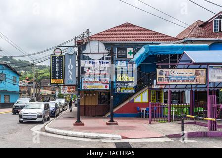 Ocho Rios, Giamaica - 9 aprile 2024: Vista diurna sulla strada di Ocho Rios, con negozi e uffici in Giamaica. Attualmente, la città è una delle città della Giamaica Foto Stock