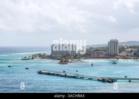 Ocho Rios, Giamaica - 9 aprile 2024: Vista della costa con Moon Palace Jamaica All Inclusive Resort, sull'isola tropicale caraibica di Ocho Rios, Jamai Foto Stock