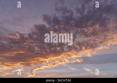 Un bellissimo cielo al tramonto. Paesaggi naturali. Nuvole spettacolari, vista della natura colorata, tranquilla carta da parati, skyline naturale artistico Foto Stock