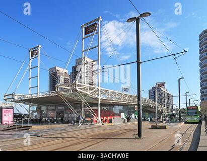 Vista esterna della stazione di East Croydon, Croydon, Surrey. Mostra la fermata del tram e la sovrastruttura della stazione d'acciaio. Foto Stock