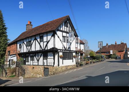 High Street a Old Oxted, popolare villaggio per pendolari vicino a North Downs nel Surrey, Regno Unito. Mostra la Vecchia Campana, tradizionale casa pubblica. Foto Stock