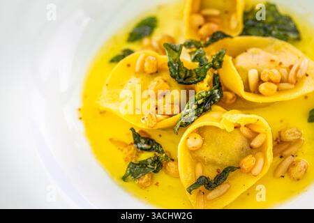 Primo piano gourmet di ravioli con funghi spinaci e noci in salsa cremosa. Vista dall'alto. Cucina di lusso, menu del ristorante Foto Stock