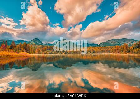 lago di montagna autunnale con colorate riflessioni della foresta paesaggio alpino mozzafiato acque calme incredibile avventura escursionistica all'aperto destinazione di viaggio nella natura Foto Stock