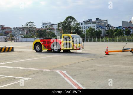 Aerei rimorchiatori, macchina per spingere indietro l'aeromobile verso la pista di rullaggio nei servizi di assistenza a terra. Foto Stock