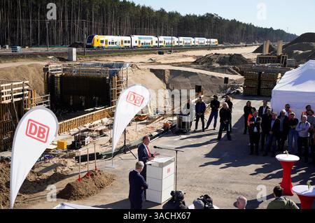 Alexander Kaczmarek Konzernbevollmächtigter Deutsche Bahn für Berlin, Brandenburg und Mecklenburg-Vorpommern und Detlef Tabbert Minister für Infrastruktur und Landesplanung des Landes Brandenburg beim symbolischen Spatenstich für den neuen Bahnhof Fangschleuse nahe dem Tesla-Werk. Er wird bis Ende 2026 zu einem modernen Personen- und Güterbahnhof umgebaut. Hierzu Wird Die Station mit längeren Bahnsteigen neu errichtet. Künftig können hier mehr und längere Züge im Regionalverkehr fahren. Der Bahnhof wird rund zwei chilometro westlicher liegen als die bisherige Station. Grünheide, 04.04.2025 *** Foto Stock