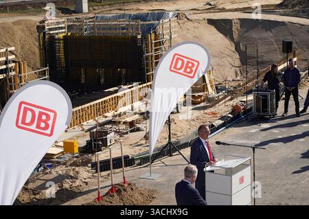Alexander Kaczmarek Konzernbevollmächtigter Deutsche Bahn für Berlin, Brandenburg und Mecklenburg-Vorpommern und Detlef Tabbert Minister für Infrastruktur und Landesplanung des Landes Brandenburg beim symbolischen Spatenstich für den neuen Bahnhof Fangschleuse nahe dem Tesla-Werk. Er wird bis Ende 2026 zu einem modernen Personen- und Güterbahnhof umgebaut. Hierzu Wird Die Station mit längeren Bahnsteigen neu errichtet. Künftig können hier mehr und längere Züge im Regionalverkehr fahren. Der Bahnhof wird rund zwei chilometro westlicher liegen als die bisherige Station. Grünheide, 04.04.2025 *** Foto Stock