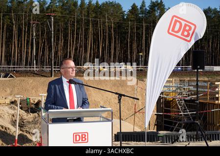Detlef Tabbert Ministro für Infrastruktur- und Landesplanung in Brandeburgo beim symbolischen Spatenstich für den neuen Bahnhof Fangschleuse nahe dem Tesla-Werk. Er wird bis Ende 2026 zu einem modernen Personen- und Güterbahnhof umgebaut. Hierzu Wird Die Station mit längeren Bahnsteigen neu errichtet. Künftig können hier mehr und längere Züge im Regionalverkehr fahren. Der Bahnhof wird rund zwei chilometro westlicher liegen als die bisherige Station. Grünheide, 04.04.2025 *** Detlef Tabbert Ministro delle infrastrutture e della pianificazione regionale nel Brandeburgo alla cerimonia simbolica all'avanguardia Foto Stock