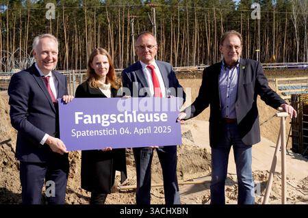 Alexander Kaczmarek Konzernbevollmächtigter Deutsche Bahn für Berlin, Brandenburg und Mecklenburg-Vorpommern, Sabrina Grunert Projektleiterin der Deutschen Bahn für den Neubau Bahnhof Fangschleuse, Detlef Tabbert Minister für Infrastruktur- und Landesplanung in Brandenburg und Arne Christiani Bürgermeister der Gemeinde für beim symbolischen Spatenstich Grünheide den Bahnhof Fanglehof Werschen-Bahn-Bahn Tesla. Er wird bis Ende 2026 zu einem modernen Personen- und Güterbahnhof umgebaut. Hierzu Wird Die Station mit längeren Bahnsteigen neu errichtet. Künftig können hier mehr und längere Züge Foto Stock
