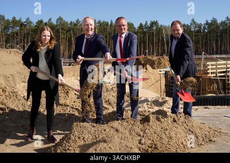 Sabrina Grunert Projektleiterin der Deutschen Bahn für den Neubau Bahnhof Fangschleuse, Alexander Kaczmarek Konzernbevollmächtigter Deutsche Bahn für Berlin, Brandenburg und Mecklenburg-Vorpommern, Detlef Tabbert Minister für Infrastruktur- und Landesplanung in Brandenburg und Arne Christiani Bürgermeister der Gemeinde Grünheide beim symbolischen Spatenstich für den Bahnhof Fangleuse Tesla. Er wird bis Ende 2026 zu einem modernen Personen- und Güterbahnhof umgebaut. Hierzu Wird Die Station mit längeren Bahnsteigen neu errichtet. Künftig können hier mehr und längere Züge Foto Stock