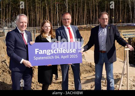 Alexander Kaczmarek Konzernbevollmächtigter Deutsche Bahn für Berlin, Brandenburg und Mecklenburg-Vorpommern, Sabrina Grunert Projektleiterin der Deutschen Bahn für den Neubau Bahnhof Fangschleuse, Detlef Tabbert Minister für Infrastruktur- und Landesplanung in Brandenburg und Arne Christiani Bürgermeister der Gemeinde für beim symbolischen Spatenstich Grünheide den Bahnhof Fanglehof Werschen-Bahn-Bahn Tesla. Er wird bis Ende 2026 zu einem modernen Personen- und Güterbahnhof umgebaut. Hierzu Wird Die Station mit längeren Bahnsteigen neu errichtet. Künftig können hier mehr und längere Züge Foto Stock