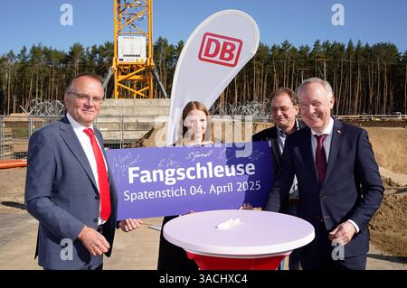 Detlef Tabbert Minister für Infrastruktur- und Landesplanung in Brandeburgo, Sabrina Grunert Projektleiterin der Deutschen Bahn für den Neubau Bahnhof Fangschleuse, Arne Christiani Bürgermeister der Gemeinde Grünheide und Alexander Kaczmarek Konzernbevollmächtigter Deutsche Bahn für Berlin, Brandenburg und Mecklenburg-Vorpommern beim Symbolischen Spatenstich für den den Bahn Werschen-Bahnhof Fangleenstich-Bahnhof-Bahn Tesla. Er wird bis Ende 2026 zu einem modernen Personen- und Güterbahnhof umgebaut. Hierzu Wird Die Station mit längeren Bahnsteigen neu errichtet. Künftig können hier mehr und längere Züge Foto Stock