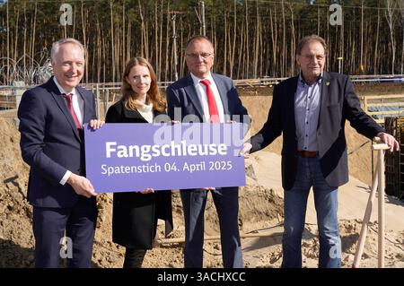 Alexander Kaczmarek Konzernbevollmächtigter Deutsche Bahn für Berlin, Brandenburg und Mecklenburg-Vorpommern, Sabrina Grunert Projektleiterin der Deutschen Bahn für den Neubau Bahnhof Fangschleuse, Detlef Tabbert Minister für Infrastruktur- und Landesplanung in Brandenburg und Arne Christiani Bürgermeister der Gemeinde für beim symbolischen Spatenstich Grünheide den Bahnhof Fanglehof Werschen-Bahn-Bahn Tesla. Er wird bis Ende 2026 zu einem modernen Personen- und Güterbahnhof umgebaut. Hierzu Wird Die Station mit längeren Bahnsteigen neu errichtet. Künftig können hier mehr und längere Züge Foto Stock