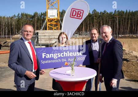 Detlef Tabbert Minister für Infrastruktur- und Landesplanung in Brandeburgo, Sabrina Grunert Projektleiterin der Deutschen Bahn für den Neubau Bahnhof Fangschleuse, Arne Christiani Bürgermeister der Gemeinde Grünheide und Alexander Kaczmarek Konzernbevollmächtigter Deutsche Bahn für Berlin, Brandenburg und Mecklenburg-Vorpommern beim Symbolischen Spatenstich für den den Bahn Werschen-Bahnhof Fangleenstich-Bahnhof-Bahn Tesla. Er wird bis Ende 2026 zu einem modernen Personen- und Güterbahnhof umgebaut. Hierzu Wird Die Station mit längeren Bahnsteigen neu errichtet. Künftig können hier mehr und längere Züge Foto Stock