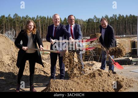 Sabrina Grunert Projektleiterin der Deutschen Bahn für den Neubau Bahnhof Fangschleuse, Alexander Kaczmarek Konzernbevollmächtigter Deutsche Bahn für Berlin, Brandenburg und Mecklenburg-Vorpommern, Detlef Tabbert Minister für Infrastruktur- und Landesplanung in Brandenburg und Arne Christiani Bürgermeister der Gemeinde Grünheide beim symbolischen Spatenstich für den Bahnhof Fangleuse Tesla. Er wird bis Ende 2026 zu einem modernen Personen- und Güterbahnhof umgebaut. Hierzu Wird Die Station mit längeren Bahnsteigen neu errichtet. Künftig können hier mehr und längere Züge Foto Stock
