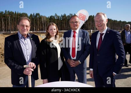 Arne Christiani Bürgermeister der Gemeinde Grünheide, Sabrina Grunert Projektleiterin der Deutschen Bahn für den Neubau Bahnhof Fangschleuse, Detlef Tabbert Minister für Infrastruktur- und Landesplanung in Brandeburgo und Alexander Kaczmarek Konzernbevollmächtigter Deutsche Bahn für Berlin, Brandenburg und Mecklenburg-Vorpommern beim symbolischen Spatenstich für den Bahn den Fangleinde Tesla. Er wird bis Ende 2026 zu einem modernen Personen- und Güterbahnhof umgebaut. Hierzu Wird Die Station mit längeren Bahnsteigen neu errichtet. Künftig können hier mehr und längere Züge Foto Stock