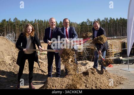 Sabrina Grunert Projektleiterin der Deutschen Bahn für den Neubau Bahnhof Fangschleuse, Alexander Kaczmarek Konzernbevollmächtigter Deutsche Bahn für Berlin, Brandenburg und Mecklenburg-Vorpommern, Detlef Tabbert Minister für Infrastruktur- und Landesplanung in Brandenburg und Arne Christiani Bürgermeister der Gemeinde Grünheide beim symbolischen Spatenstich für den Bahnhof Fangleuse Tesla. Er wird bis Ende 2026 zu einem modernen Personen- und Güterbahnhof umgebaut. Hierzu Wird Die Station mit längeren Bahnsteigen neu errichtet. Künftig können hier mehr und längere Züge Foto Stock