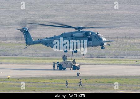 Gli aviatori statunitensi assegnati al 621st Contingency Response Wing attaccano un Humvee ad un elicottero CH-53E Super Stallion del 3rd Marine ai Foto Stock
