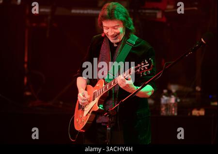 Fort Lauderdale, Stati Uniti. 3 aprile 2025. Steve Hackett si esibisce a Fort Lauderdale, Florida il 3 aprile 2025. Lo spettacolo faceva parte del tour Genesis Greats, Lamb Highlights & solo. (Foto di Geoffrey Clowes/Sipa USA) credito: SIPA USA/Alamy Live News Foto Stock