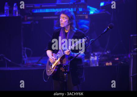 Fort Lauderdale, Stati Uniti. 3 aprile 2025. Steve Hackett si esibisce a Fort Lauderdale, Florida il 3 aprile 2025. Lo spettacolo faceva parte del tour Genesis Greats, Lamb Highlights & solo. (Foto di Geoffrey Clowes/Sipa USA) credito: SIPA USA/Alamy Live News Foto Stock