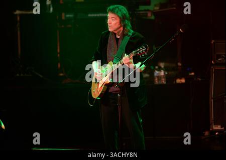 Fort Lauderdale, Stati Uniti. 3 aprile 2025. Steve Hackett si esibisce a Fort Lauderdale, Florida il 3 aprile 2025. Lo spettacolo faceva parte del tour Genesis Greats, Lamb Highlights & solo. (Foto di Geoffrey Clowes/Sipa USA) credito: SIPA USA/Alamy Live News Foto Stock