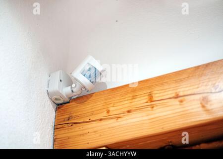 telecamera di sorveglianza sulle pareti dei luoghi pubblici, della tecnologia domestica e della sicurezza Foto Stock
