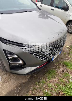Crema, Italia - 2 marzo 2025 Vista ravvicinata della parte anteriore di un SUV crossover Omoda 5 grigio, che mette in risalto la sua caratteristica griglia, i fari eleganti e il Foto Stock