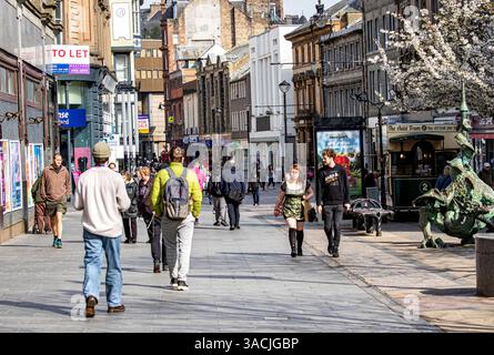 Dundee, Tayside, Scozia, Regno Unito. 4 aprile 2025. Meteo nel Regno Unito: Brezza primaverile fredda con sole occasionale con solo poche persone che convergono nel centro di Dundee per fare shopping e seguire la loro routine quotidiana. Crediti: Dundee Photographics/Alamy Live News Foto Stock