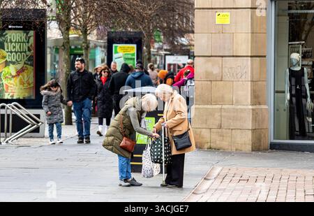 Dundee, Tayside, Scozia, Regno Unito. 4 aprile 2025. Meteo nel Regno Unito: Brezza primaverile fredda con sole occasionale con solo poche persone che convergono nel centro di Dundee per fare shopping e seguire la loro routine quotidiana. Crediti: Dundee Photographics/Alamy Live News Foto Stock